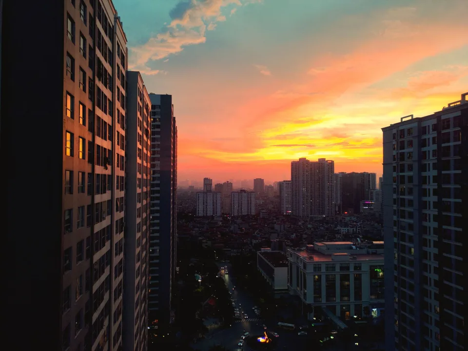 Nhà phố trước khi sơn sửa — tường cũ, màu tối — trước
